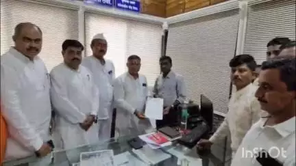 खामगाव: अतिक्रमण निर्मूलन मोहिमेले स्तगित द्या, काँग्रेस कमिटीची निवेदनाद्वारे खामगाव नगरपालिकेला मागणी