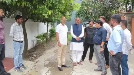 डोईवाला: अलकनंदा एनक्लेव नत्थनपुर में डोईवाला विधायक बृजभूषण गैरोला ने जलभराव की समस्या का किया स्थलीय निरीक्षण, दिए निर्देश