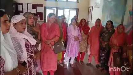 हमीरपुर: उहल पंचायत के बाशिंदों से किन्नर समाज ने मांगी माफी, कहा- भविष्य में बधाई के तौर पर दी गई राशि से करेंगे संतोष