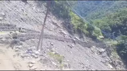 रुद्रप्रयाग: मुनकटिया के पास बाधित मार्ग यातायात के लिए सुचारु, निर्धारित दूरी रखते हुए वाहनों की कराई जा रही आवाजाही
