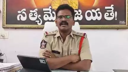 పత్తికొండ: పట్టణంలోని ప్రజలు సైబర్ నేరగాళ్ల పట్ల అప్రమత్తంగా ఉండాలని సూచించిన సీఐ జయన్న