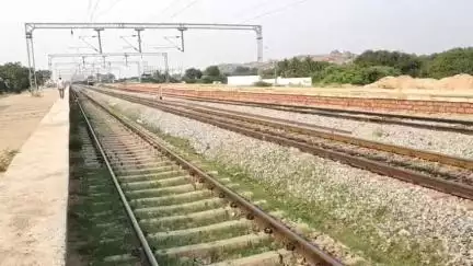 రాయదుర్గం: పట్టణంలోని రైల్వే స్టేషన్ సమీపంలో రైలు కిందపడి ఆత్మహత్య చేసుకునేందుకు యత్నించిన మహిళను కాపాడిన ఆటో డ్రైవర్లు, స్థానికులు