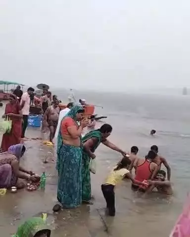 खरगौन: जिले के नर्मदा पट्टी क्षेत्र में हुई जोरदार बारिश, अमावस्या के अवसर पर कम संख्या में घाटों पर पहुंचे श्रद्धालु