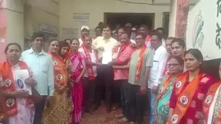 रत्नागिरी: शहरातील रस्त्यावर खड्डे आणि मोकाट गुरांचा उपद्रव; शिवसेना ठाकरे गटाचा नगरपरिषदेला निवेदनाद्वारे आंदोलनाचा इशारा