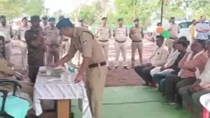 मोहनगढ़: मोहनगढ़ थाने में पुलिस कप्तान ने चौपाल का किया आयोजन, लोगों की सुनीं समस्याएँ व साइबर क्राइम को लेकर किया जागरूक