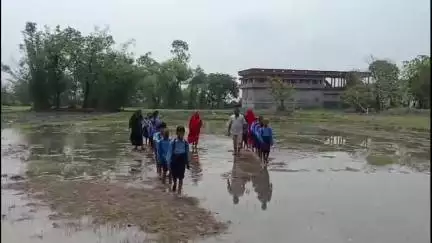 करगहर: प्राथमिक विद्यालय लेहरा पर जाने के लिए नहीं है रास्ता, कीचड़ में जाने को मजबूर हैं छात्र और शिक्षक #jansamasya