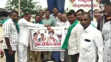 వర్ని: వర్ని, కోటగిరి మండల కేంద్రాల్లో సీఎం చిత్రపటానికి పాలాభిషేకం చేసిన కాంగ్రెస్ నాయకులు