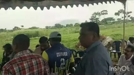 పెందుర్తి: ఎమ్మెల్యే అనుచరులమని దౌర్జన్యం చేసే వారి నుండి రక్షణ కల్పించాలని పెదగాడి జనచైతన్య లేఔట్ అసోసియేషన్ సభ్యుల డిమాండ్