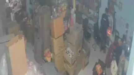 अंबिकापुर: मणिपुर थाना क्षेत्र में बंद दुकान का दरवाजा तोड़कर चोरों ने उड़ाया नकदी और सामान, CCTV में कैद हुए तीन संदिग्ध