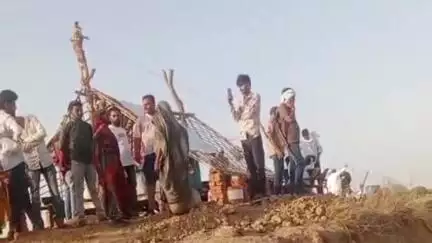 जौरा: रसौंधना हार में दबंगों द्वारा हथियार लेकर जमीन जोतने का ग्रामीणों ने किया विरोध