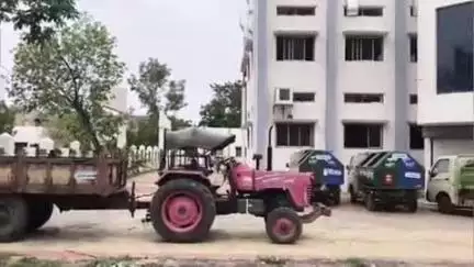 मुर्तीजापूर: सामाजिक कार्यकर्ते संदीप जळमकर समवेत परिसरातील नागरिकांनी नगरपरिषद कार्यालयासमोर टाकला कचरा