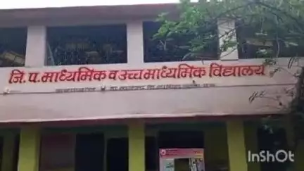वाशिम: तालुक्यातील कामरगाव येथील जिल्हा परिषद माध्यमिक विद्यालयांची जीर्ण अवस्था