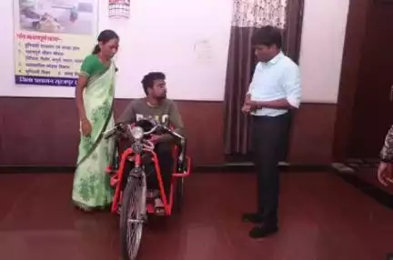 सूरजपुर: कलेक्टर ने उत्तम साहू को मोटोराइज्ड ट्राईसायकल प्रदान किया