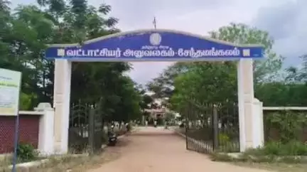 சேந்தமங்கலம்: பழத்தட்டுடன் வந்த மனுதாரர்கள்- சேந்தமங்கலம் வட்டாட்சியர் அலுவலகத்தில் மனுதாரர்கள் மனு அளித்தனர்
