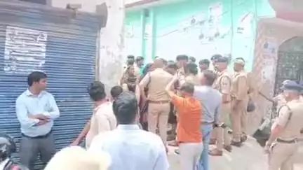 रुद्रपुर: पहाड़गंज में निर्माणाधीन मकान को ध्वस्त करने गई टीम को विरोध का सामना करना पड़ा, पुलिस ने किया शांत