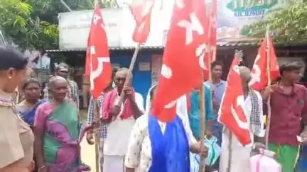 வேதாரண்யம்: கத்தரிப்புலம் 
வியாழச்சந்தையடியில் கொள்ளிடம் கூட்டு குடிநீர் முறையாக வழங்கிட கோரி சாலை மறியல் போராட்டம்.