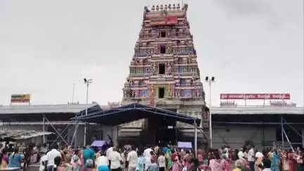 ஆனைமலை: ஆணி  மாதம் அமாவாசை தினத்தை ஒட்டி மாசாணியம்மன் கோவிலில் ஆயிரக்கணக்கான பக்தர்கள் நீண்ட வரிசையில் காத்திருந்து சாமி தரிசனம்