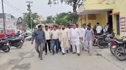 स्वार: स्वार के सरकारी अस्पताल में सुविधाओं की कमी को लेकर व्यापारियों ने सांसद को सौंपा पत्र
