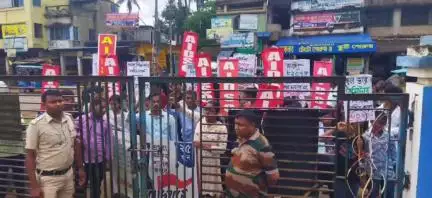 এগরা ১: AIDSO-র এগরা মহকুমা শাসক দপ্তর অভিযান
