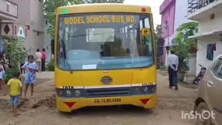 धमतरी: बठेना वार्ड में स्कूली बच्चों से भरी बस का पहिया सड़क में धसा, बड़ा हादसा होने से टला