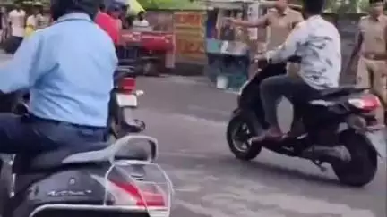 अमरोहा: यूपी पुलिस के नए भर्ती सिपाहियों ने डिजिटल तांडव मचाया, अमरोहा के दो सिपाही रील के लिए कुछ भी करने को बेकरार