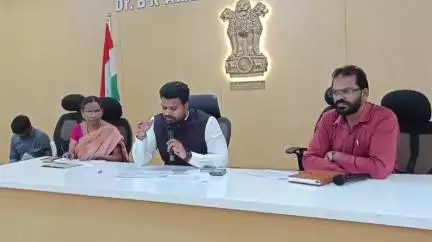 ఒకటో తరగతిలో ప్రవేశాలపై అమలాపురంలో కలెక్టర్ మహేష్ సమీక్ష