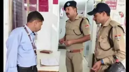 पिथौरागढ़: पुलिस ने बैंकों की सुरक्षा व्यवस्था का लिया जायजा, सीसीटीवी कैमरे और सुरक्षा गार्ड की स्थिति की की गई जांच