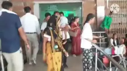 फिरोज़ाबाद: नगर निगम ऑफिस के पास प्राइवेट अस्पताल में इलाज के दौरान एक बालिका की हुई मौत, परिजनों ने गलत दवाई देने का लगाया आरोप
