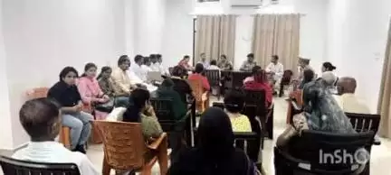 बलिया: राज्य महिला आयोग की सुनीता श्रीवास्तव ने गेस्ट हाउस लोक निर्माण विभाग में की जनसुनवाई, 25 मामलों का मौके पर हुआ निस्तारण