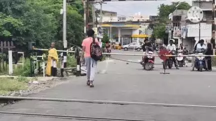 வாணியம்பாடி: நியுடவுன் பகுதியில் உள்ள ரயில்வே கேட் பழுதாகி உள்ளதால் பொதுமக்கள் மற்றும் பள்ளி கல்லூரி மாணவர்கள் அவதி