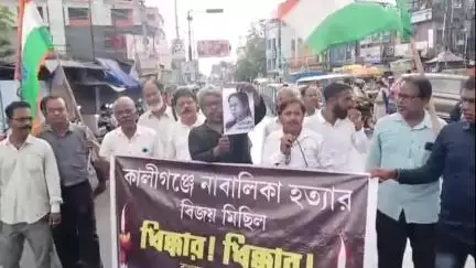 বর্ধমান ১: মুখ্যমন্ত্রীর পদত্যাগের দাবিতে মুখ্যমন্ত্রীর ছবি পুড়িয়ে বর্ধমানের RG ভবনের সামনে বিক্ষোভ ও পথ অবরোধ জেলা কংগ্রেসের