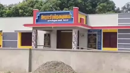 வேதாரண்யம்: நாகக்குடையான் ஊராட்சியில் 100 நாள் வேலை பணி தள பொறுப்பாளரை மாற்றியதாக கிடைத்த தகவலை அடுத்து ஊராட்சி மன்றத்தை  கிராம மக்கள் முற்றுகையிட்டனர்.