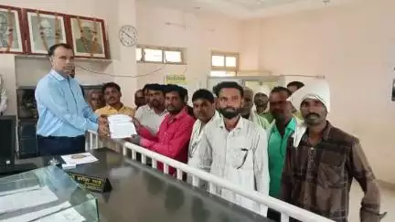औंढा नागनाथ: अतिक्रमण हटविण्याच्या नावाखाली दादागिरी करणाऱ्यावर कारवाई करा; बेरूळा ग्रामस्थांचे औंढा तहसील कार्यालय येथे निवेदन