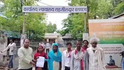 लालबर्रा: मकान तोड़ने की धमकी और रास्ता बंद करने से परेशान ओदा के ग्रामीणों ने तहसीलदार से न्याय की गुहार लगाई