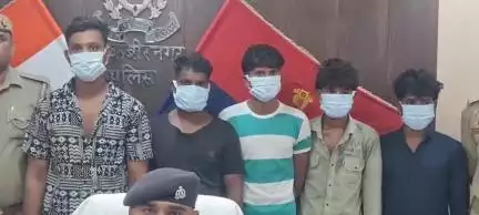 खलीलाबाद: चोरी और लूट के 02 मामलों का ASP ने रिज़र्व पुलिस लाइन में प्रेस कॉन्फ्रेंस कर किया खुलासा, 05 अभियुक्त गिरफ्तार