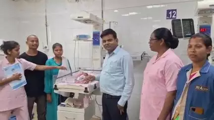 सिमडेगा: सदर अस्पताल सिमडेगा में अल्प विकसित नवजात शिशु की जान बचाई गई, अस्पताल की बड़ी उपलब्धि