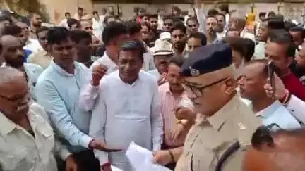 शिवपुरी नगर: शिवपुरी बीते दिन राठौर समाज के भाई पर मारपीट को लेकर राठौर समाजनगरपालिका अध्यक्ष गायत्री शर्मा मुर्दाबाद के लगे नारे....