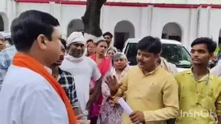 बहराइच: बहराइच सुफीपुरा वार्ड में जलभराव से परेशान लोगों ने सांसद से की जलभराव की समस्या के समाधान की मांग #jansamsya