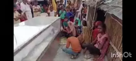 गोला गोकरणनाथ: गोला तहसील क्षेत्र के कुकुरा में बाघ के हमले से मृत बच्चे का अंतिम संस्कार, 500000 रुपये मुआवजे का आश्वासन