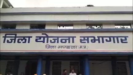 मंडला: खाद-बीज न मिलने से परेशान ग्राम पंचायत मांगा के ग्रामीण कलेक्टर के पास पहुंचे, दिया आवेदन