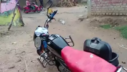 गुरुआ: विशुनपुर गांव में 10 लीटर महुआ शराब के साथ बाइक जब्त, शराब कारोबारी फरार
