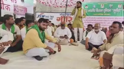 कोल: चिलकौरा में 32 बीघा चरागाह भूमि पर अवैध कब्जे के विरोध में भूख हड़ताल दूसरे दिन भी जारी, आज रात बनेगी रणनीति