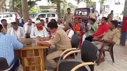 सासनी: श्रावण मास कावड़ यात्रा एवं मोहर्रम को लेकर उपजिलाधिकारी ने कोतवाली सासनी पर पीस कमेटी की बैठक का आयोजन किया