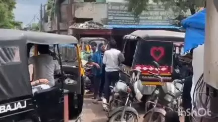 मैहर: स्टेट बैंक चौराहा, मैहर में मनचले युवक को महिला ने सिखाया सबक, की पिटाई