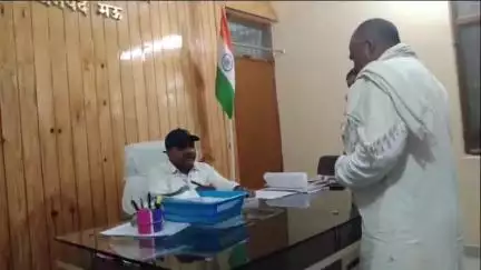 घोसी: घोसी तहसील में उपजिलाधिकारी ने जनसुनवाई में जनता की समस्याएं सुनीं, संबंधित अधिकारियों को दिए निर्देश