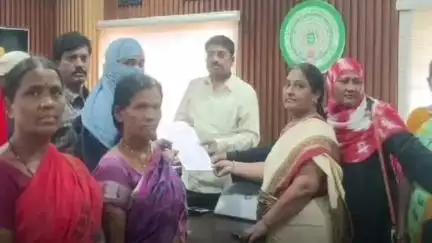 డోన్ లో సమస్యలు పరిష్కరించాలంటూ సిపిఎం ఆధ్వర్యంలో మున్సిపల్ కమిషనర్ కు వినతి పత్రం