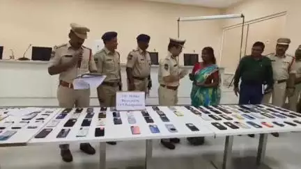 రామగుండం: చోరీకి గురైన పోగొట్టుకున్న 120 మొబైల్ ఫోన్లను బాధితులకు అందజేసిన రామగుండం సిపి అంబర్ కిషోర్ ఝా