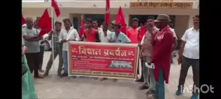 गोला गोकरणनाथ: गोला में स्मार्ट मीटर के खिलाफ भाकपा का विरोध प्रदर्शन, विद्युत वितरण खंड का घेराव कर एसडीओ को सौंपा ज्ञापन