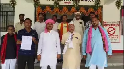ज्ञानपुर: सरपतहां कलेक्ट्रेट पर ईरान पर अमेरिकी हमले के विरोध में आज़ाद अधिकार सेना का प्रदर्शन, राष्ट्रपति को भेजा ज्ञापन