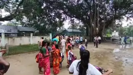 পূর্বস্থলী ১: মিড ডে মিলে ধর্মের বিষ, সমাধান প্রশাসনিক বৈঠকে; কিশোরীগঞ্জ মনমোহনপুর প্রাথমিক বিদ্যালয়ে শুরু হল একসঙ্গে রান্না ও খাওয়া